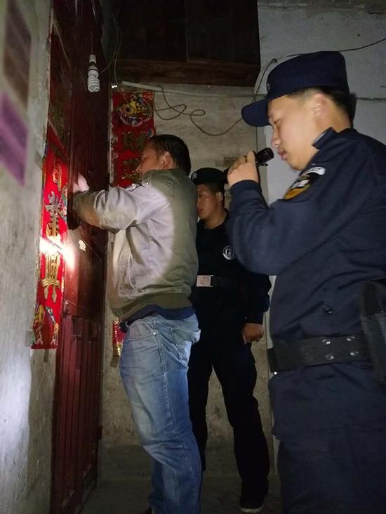 观山湖区粗心妈妈误将幼女锁家中 